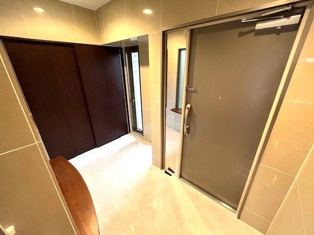 ゆとり感じられる広々した玄関スペース!
タイル張の玄関で高級感漂う雰囲気がございます♪