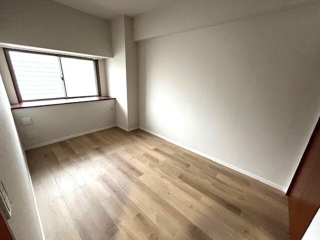 洋室約7帖。天井高く、開放的な雰囲気感じられる室内空間!