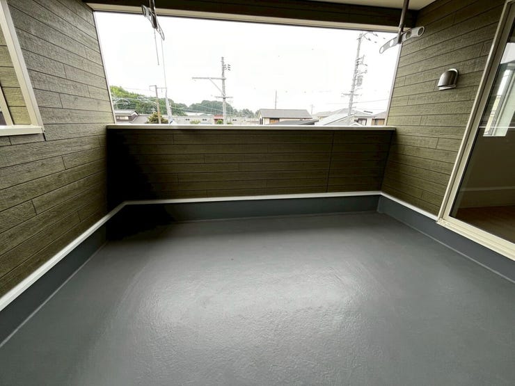 南側にあるバルコニーです。屋根がありますので、外出時の急な雨でも安心ですね。