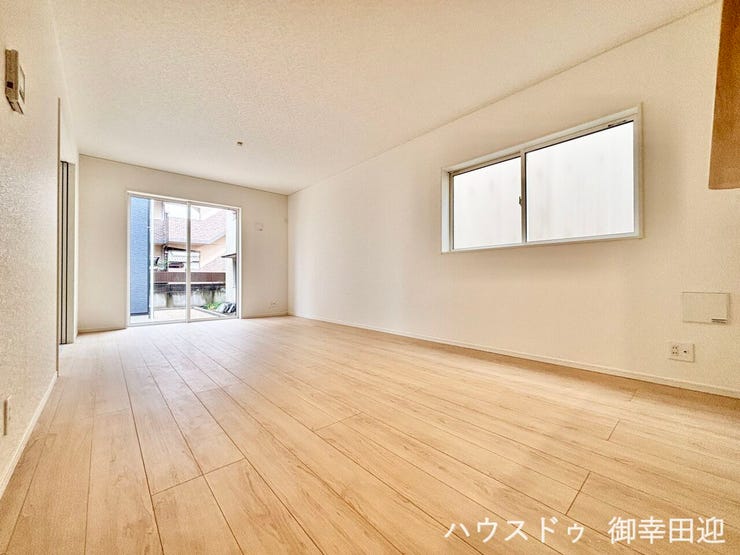 ■家族の笑顔が集う中心地■お気に入りの家具を迎え、窓からは心地の良い光が差し込みます。※CGで家具を配置しています。