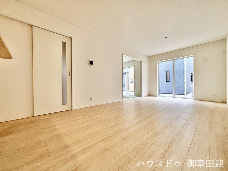 ■家族の笑顔が集う中心地■お気に入りの家具を迎え、窓からは心地の良い光が差し込みます。※CGで家具を配置しています。