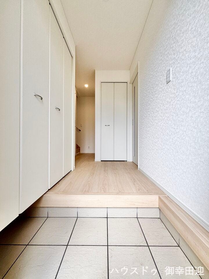 ■「しまう」が叶える美しい玄関■大容量のシューズボックスがあることでいつも整理された、気持ちの良い「家の顔」を保てます。