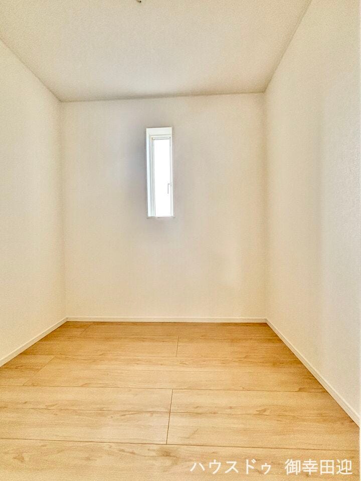 ■2階7.0帖洋室WIC■衣類から小物まで一ヶ所に集約。整理整頓がしやすく、毎日のコーディネートが楽しくなるゆとりの収納です。