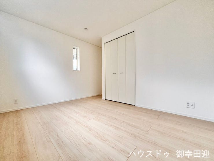 ■2階6.5帖洋室■寝室、書斎、趣味の部屋。家族の成長やライフスタイルに合わせ、様々な使い方ができる快適な空間です。