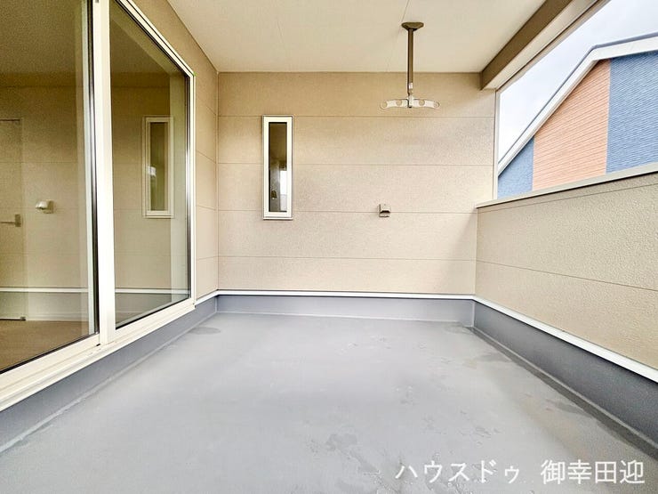 ■空の下の開放的な特等席■日光浴や読書、外の空気を感じながらリフレッシュ。暮らしを豊かにする、もう一つの心地よい空間です。