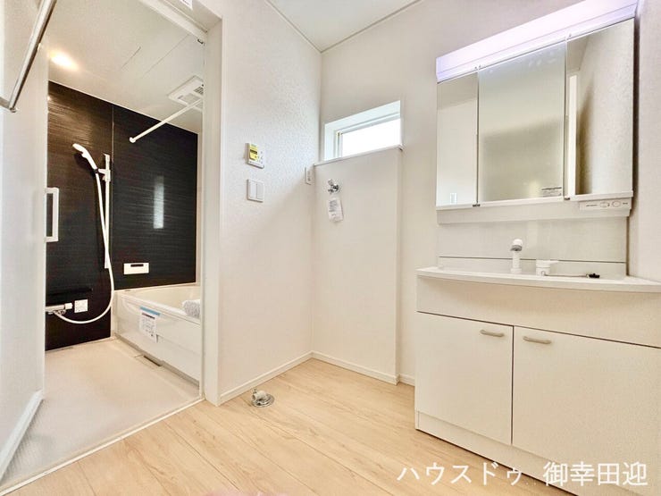 ■清々しいリフレッシュ空間■自分を磨き、気持ちを切り替える。心地よい光が差し込むプライベートスペース。