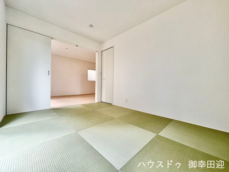 ■1階6.0帖和室■ゲストをもてなし、昼寝や家事にも使える、畳のぬくもりが心地よい多目的万能スペース。