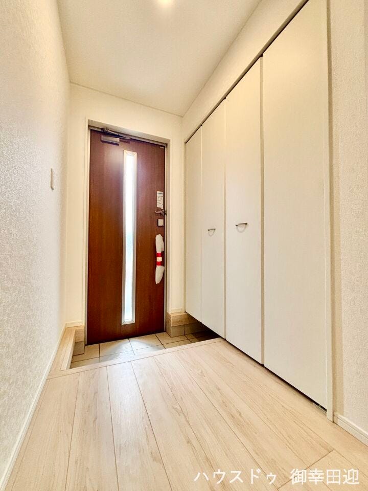 ■「ただいま」の安堵をくれる場所■訪れる人を迎え入れ、帰るたびにホッと一息つける、明るく機能的なエントランス。