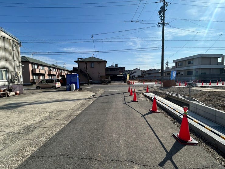 ◇前面道路◇
過ごす時間と共に刻々と表情を変えていく住まい、季節によってさまざまな表情を見せてくれるわが家は、時を重ね思いを紡ぐ場所です。ご家族の一家団欒を心ゆくまでお楽しみください。