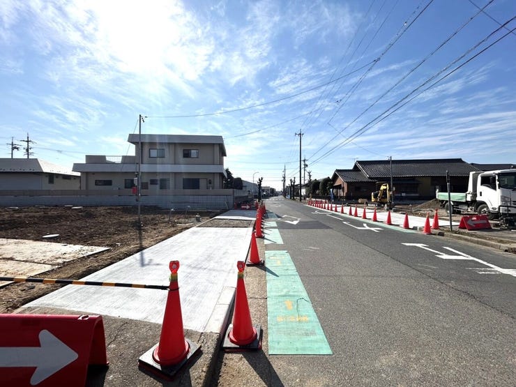 ◇前面道路◇
前面道路は約11.9mです。圧迫感がなく、街並みが開放的ですね。歩道もきちんとあるので、小さいお子様と手つないで横並びに歩いても安心な広さです。