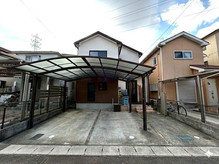 建物前面に並列で2台駐車できるスペースがあります!
嬉しいカーポート付きで、