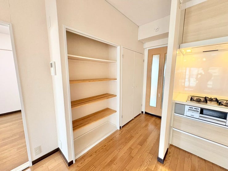 リビングの出入り口付近には小物や食器がおけそうな収納があります!