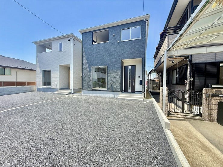 ◇駐車場◇
並列2台駐車可能なスペースがあります。ご夫婦でお車をお持ちの方も安心です。駐車スペースにはお車だけでなく、自転車やバイクなども置いていただけそうです。