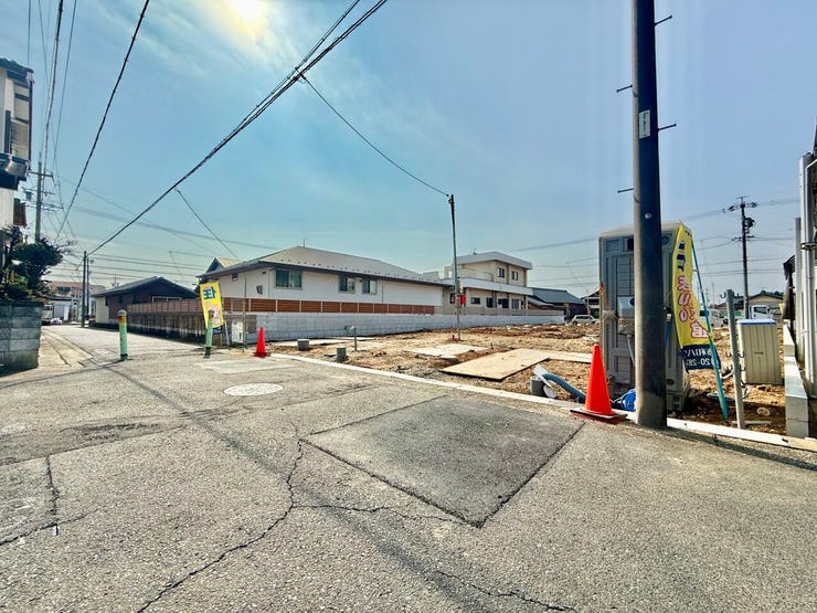 ◇前面道路◇
東側の前面道路は約4mです。自動車同士が速度を落として対向してくれそうな幅です。事故の心配も軽減されますね。