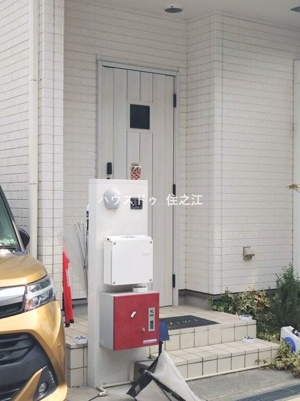 ★玄関には庇(屋根)がございますので雨の日もお荷物など濡れなくて済みます♪