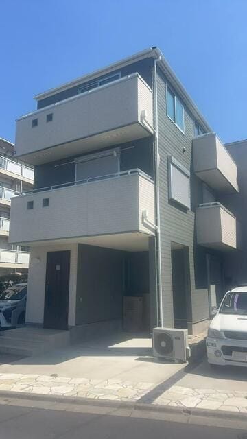 【外観】
ビルトイン車庫付きで雨の日も安心。3階建てならではの開放感ある住空間とバルコニーを備え、採光・通風良好。都市部でもゆとりある暮らしを実現できるスタイリッシュな邸宅です。