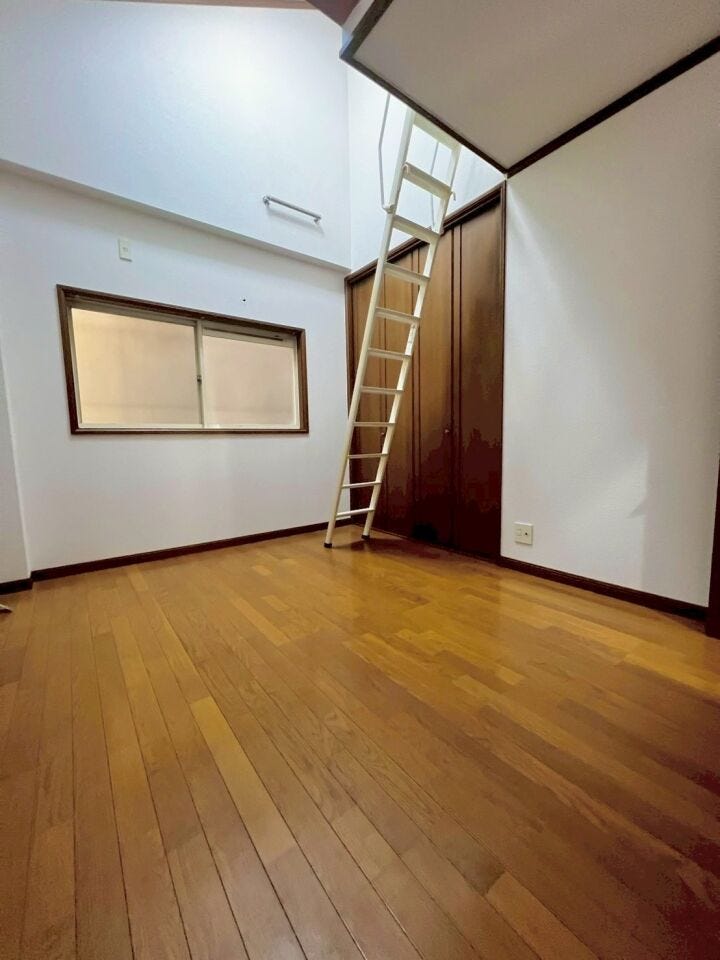 ロフト付きの洋室