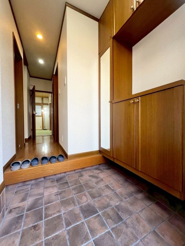 玄関も外壁と統一感があり可愛くおしゃれです