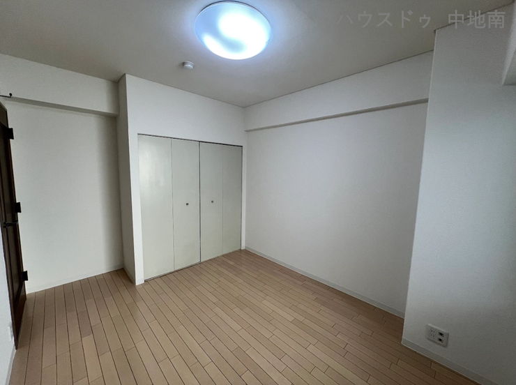 約5.7帖の洋室は寝室に最適♪