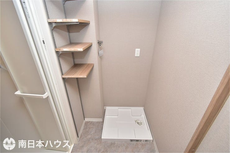 清水町 パークハイツ多賀山 【洗濯機置き場】新しい洗濯パン付きです！可動棚も設置してあり洗剤なども配置できます♪