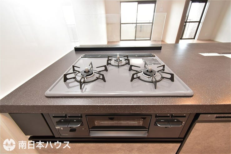 清水町 パークハイツ多賀山 【コンロ】3口のコンロにグリル付き！火力の調整が分かりやすく、様々な調理器具を使用できます♪