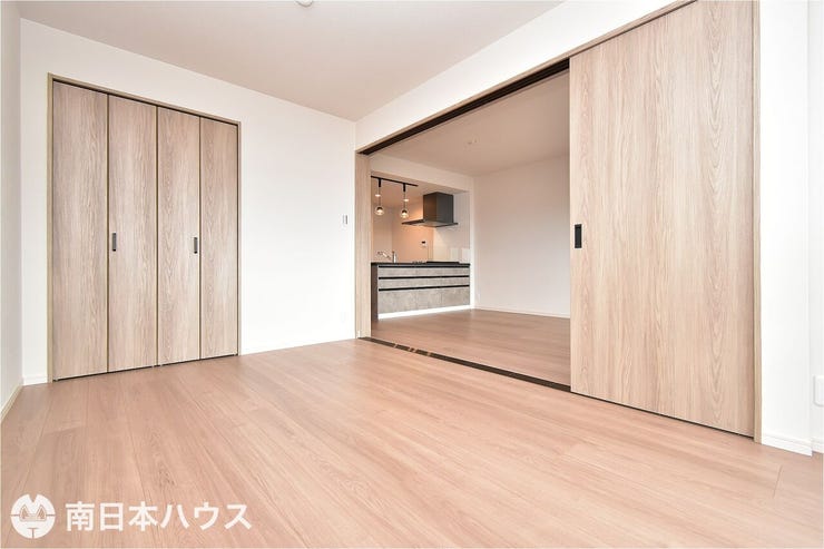 清水町 パークハイツ多賀山 【洋室】6.4帖の洋室です！リビングに面したお部屋で東南向きのバルコニーに出入り可能です♪