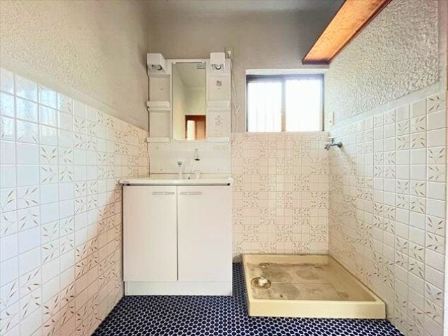 洗濯物の予洗いや洗面台の掃除に便利なシャワー付き洗面台。窓と照明で朝のお化粧もばっちり決まりそうですね
(2026年2月16日 撮影)