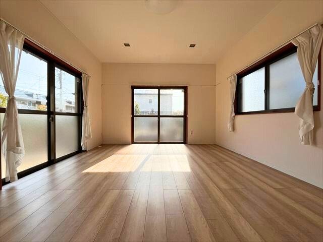 1階11帖洋室は3面採光になっていてとても明るいお部屋です。お庭への出入りもできご家族でのんびり過ごすのに良い場所です
(2026年2月16日 撮影)