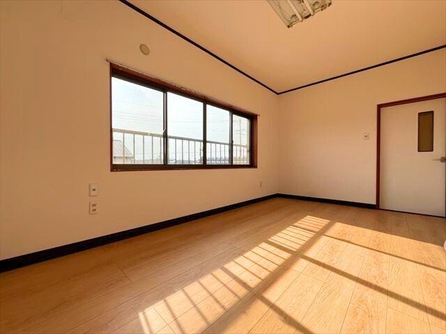 太陽の光が良く入る2階9帖洋室はお庭が見下ろせる位置にあります
(2026年2月16日 撮影)