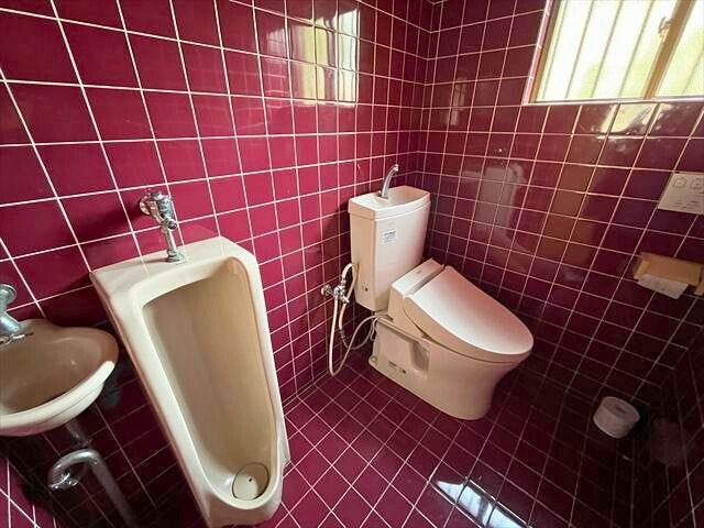 男性用小便器もあるトイレは玄関すぐの場所にあります。
(2026年2月16日 撮影)