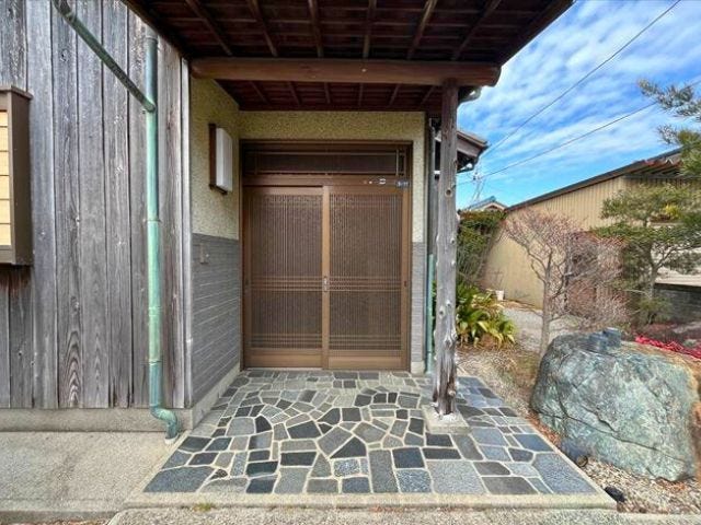 玄関ポーチ。門扉を通って玄関になるので安心ですね
(2026年2月16日 撮影)