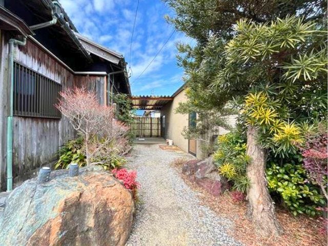 勝手口側には洗濯物を干す屋根付きのスペースがあります
(2026年2月16日 撮影)