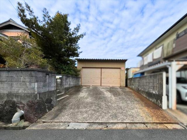 駐車場は車が汚れにくい車庫になっています。車庫前にも車が停められるので来客時に便利ですね
(2026年2月16日 撮影)