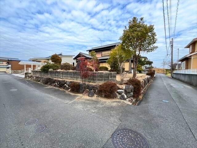 南東の角地です。庭も広いので日当たり良好です。南側の前面道路は幅員約4.3mです。車はスピードを抑えて走行するので、お子様にも安全な道幅となっています。
(2026年2月15日 撮影)