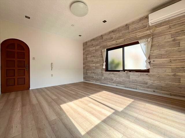 玄関すぐの場所にある10帖洋室はお庭がきれいに見える日当たりの良い場所。くつろぎの時間やおもてなしの場所にも◎
(2026年2月16日 撮影)