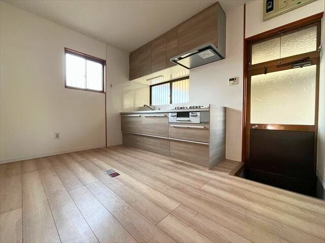 キッチン横の勝手口からは屋根のある物干し場へ出られます。また車庫から近いので買い物荷物はここから入れるのも良いですね
(2026年2月16日 撮影)