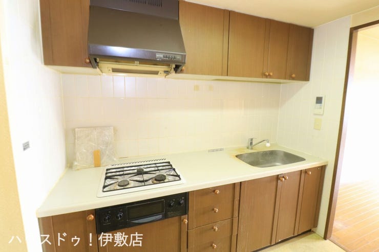 【キッチン】
吊戸棚付きのキッチン!収納が多いのはうれしいですね