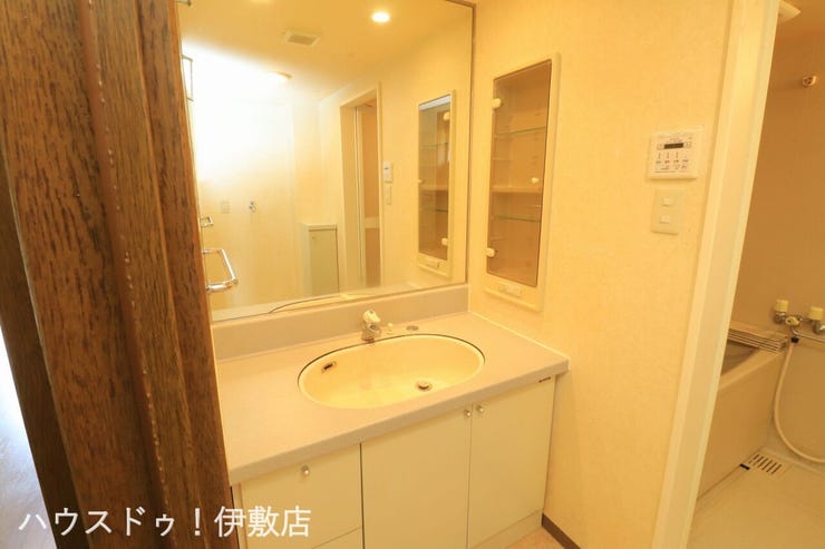 【洗面所】
大きな鏡がついている洗面所。収納棚もついております