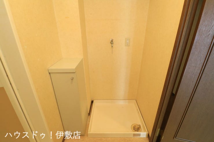 【洗濯機置場】
防水パン付きの洗濯機置き場。収納棚もついており、洗剤等収納可能です