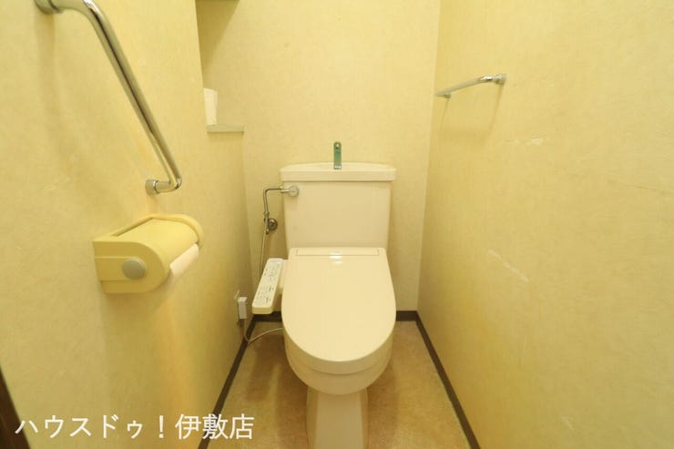 【トイレ】
ウォシュレット機能付きトイレです
タオルリングやペーパーホルダーも完備です