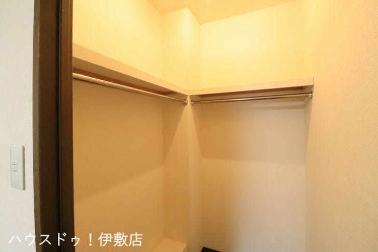 【ウォークインクローゼット】
ハンガーパイプが2ヶ所ついており、かける収納が可能です!