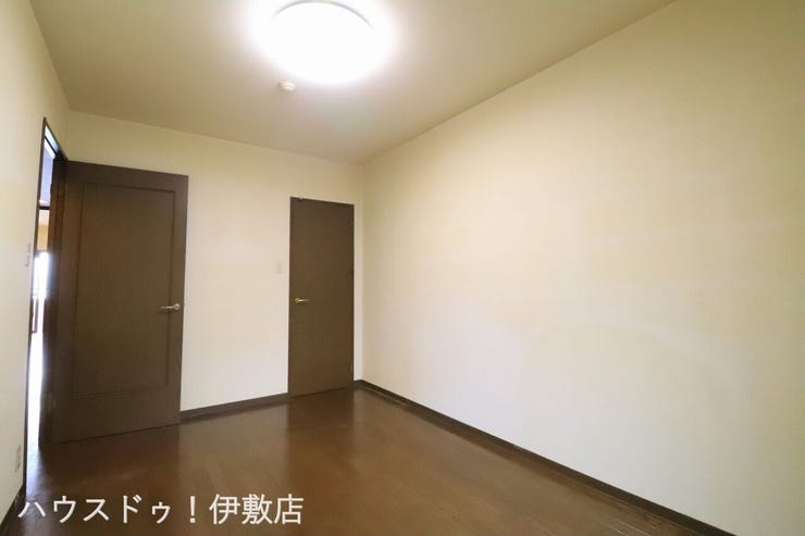 【洋室7.5帖】
広々とした洋室には収納力のあるウォークインクローゼット付!