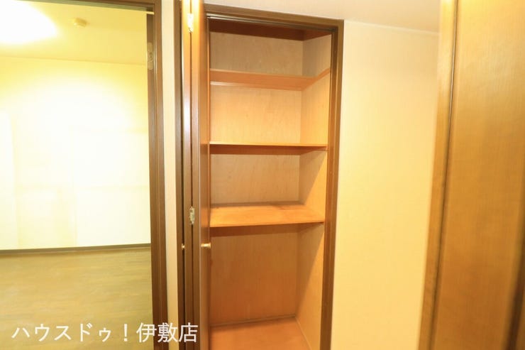 【廊下収納】
扉付きで生活感を出さずに収納可能です