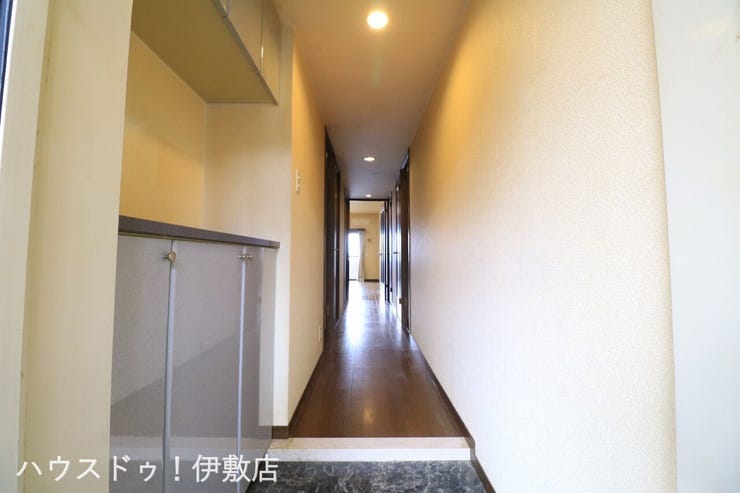 【玄関】
玄関を開けると、リビング側の窓から明るい光が差し込みます