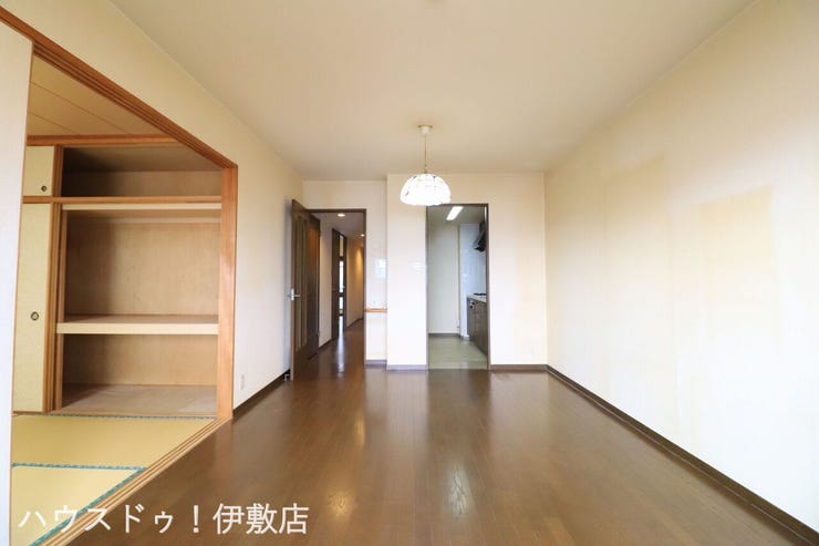 【リビング】
東南向きのリビングで陽当たり良好です!