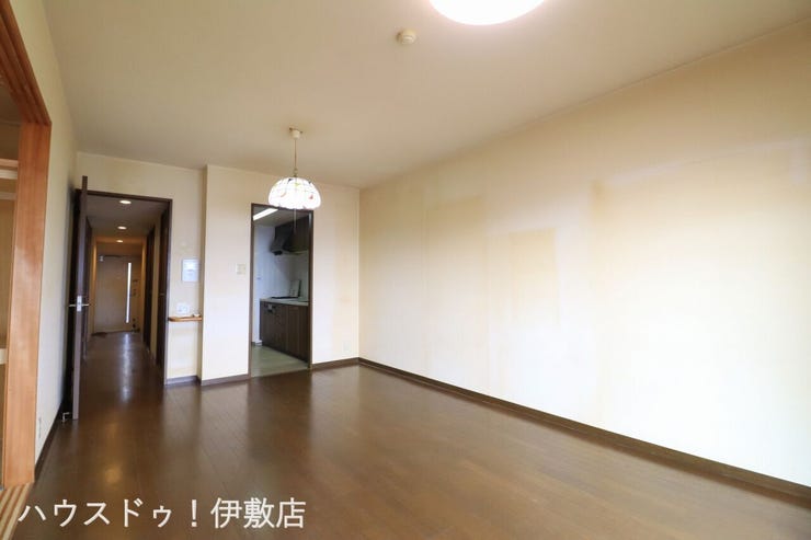 【リビング】
白を基調とした室内で開放感がある空間