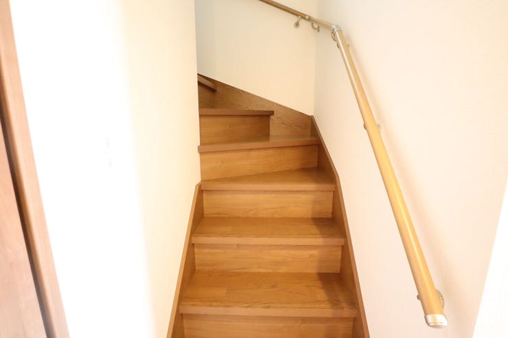 ◇階段◇ 同仕様
手すり付きの階段♪
段差を緩やかに設計していますので、小さなお子様やご年配の方にも安心です♪