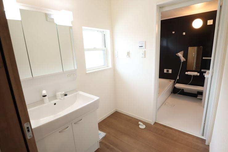 ◇洗面所◇ 同仕様
シャワー付き洗面化粧台♪
三面鏡付で朝の身支度もラクラクです♪