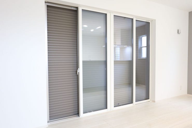 ○シャッター雨戸○ 同仕様
開閉に力が要らないシャッターを採用しています♪
外出時や旅行時の防犯、台風など雨風の強い日にも安心ですね♪