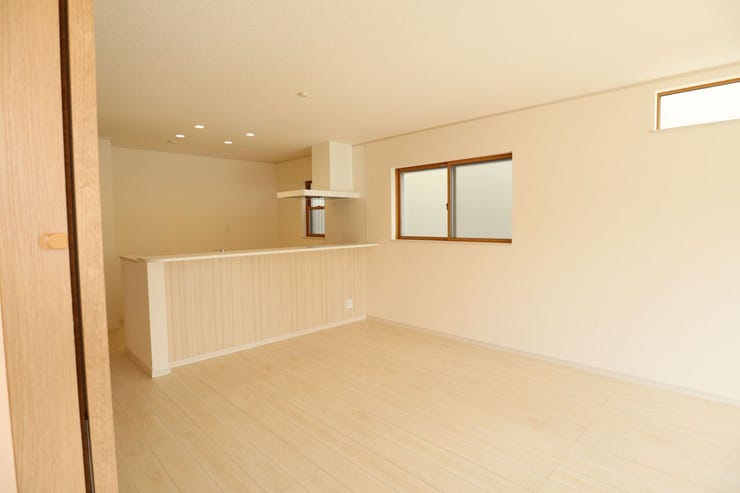 ◇リビング◇ 同仕様
南面を広く取ったリビングは日当たり良好です♪
一家団欒の時間が増えそうですね♪